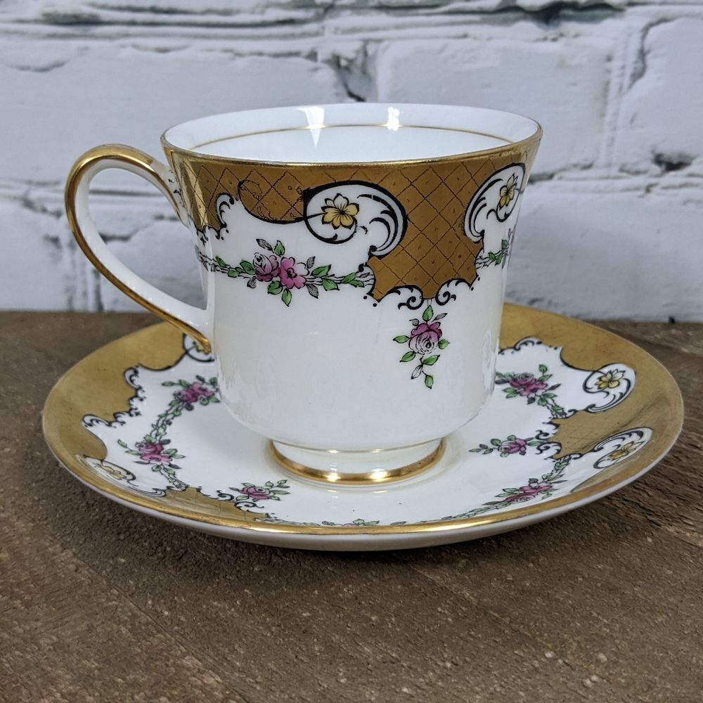 Coalport Teacup and saucer Batwing Full gold Excellent condition